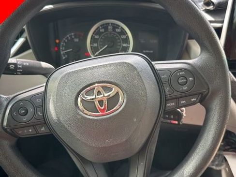 Used 2021 Toyota Corolla LE image 3