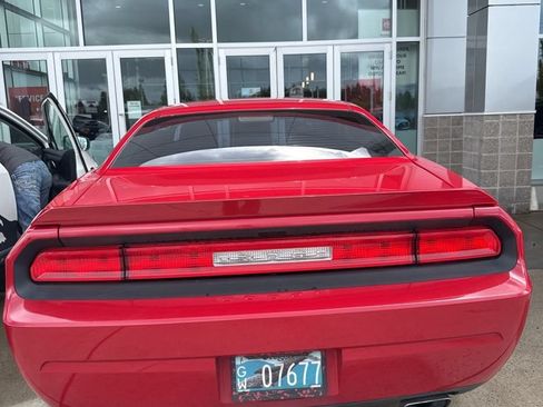 Used 2013 Dodge Challenger SXT RWD image 3