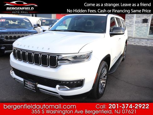 Used 2024 Jeep Wagoneer L Series II w/ Flexible Seating Group image 1