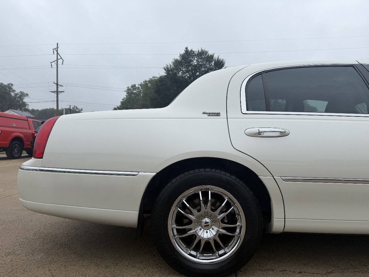 Used 2005 Lincoln Town Car Signature Limited RWD image 3