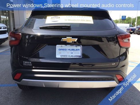 Used 2025 Chevrolet Trax LT FWD image 8