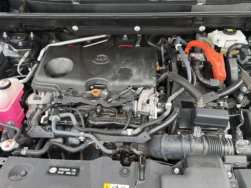 Used 2021 Toyota RAV4 XLE AWD/4WD image 32