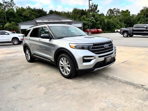 Used 2021 Ford Explorer XLT w/ Equipment Group 202A image 3
