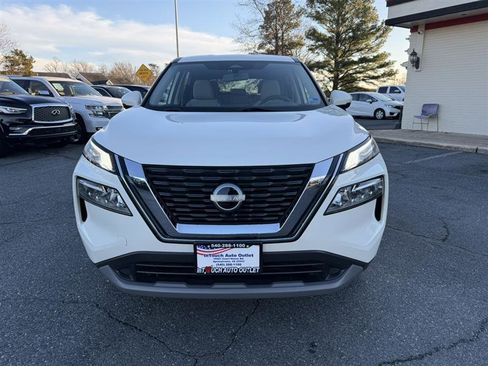 Used 2023 Nissan Rogue SV image 2