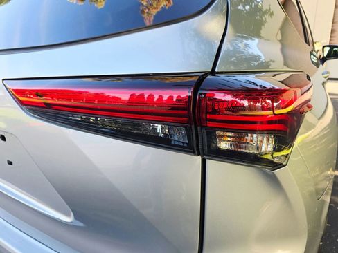 Used 2020 Toyota Highlander LE image 47