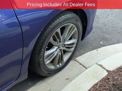 Used 2015 Toyota Camry SE w/ Moonroof Package FWD image 9