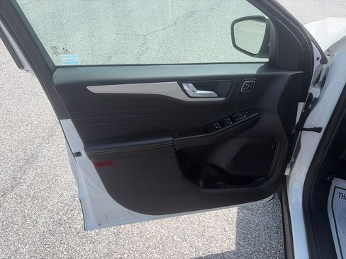 Used 2022 Ford Escape SEL w/ Technology Package FWD image 11