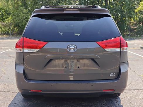 Used 2012 Toyota Sienna XLE image 4