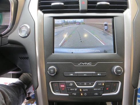 Used 2020 Ford Fusion SE AWD/4WD image 27