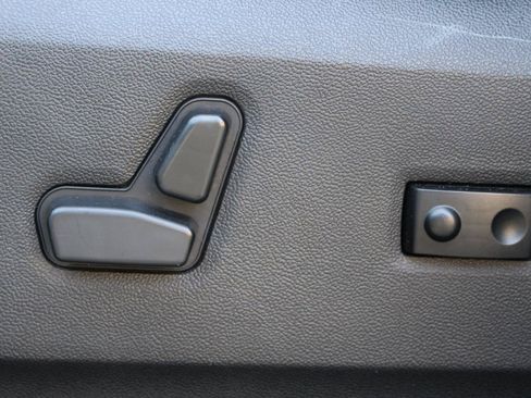 Used 2016 Chrysler Town & Country Touring FWD image 14