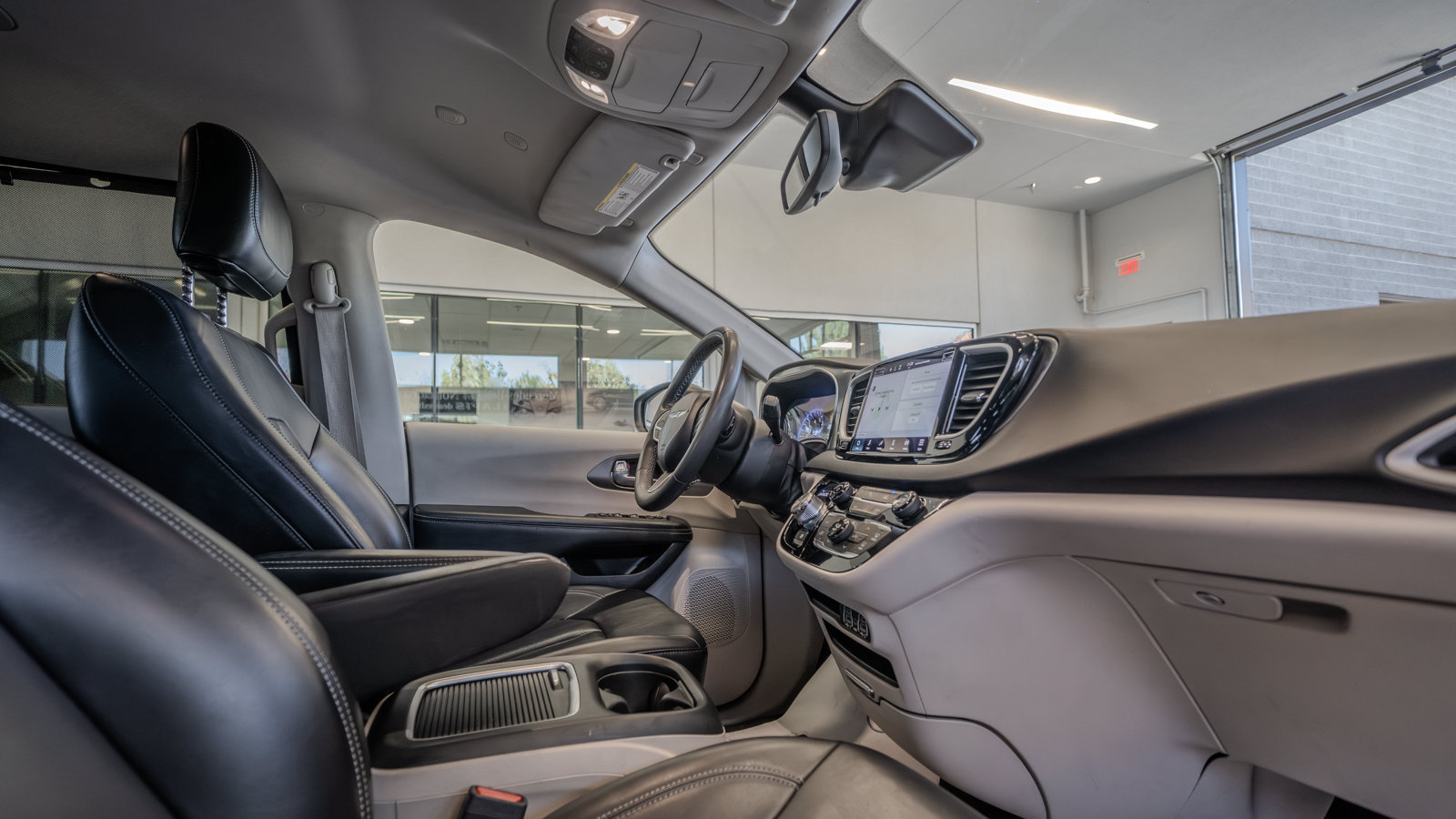 Used 2023 Chrysler Pacifica Touring-L FWD image 17