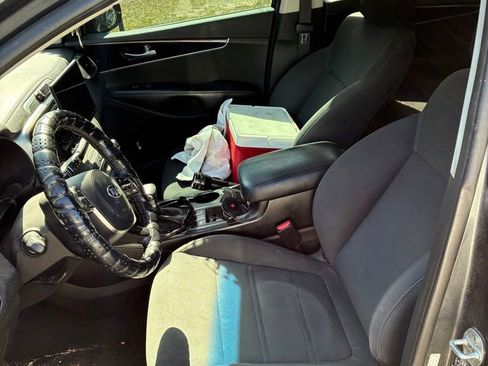 Used 2019 Kia Sorento S FWD image 4