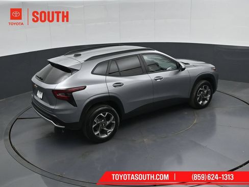 Used 2025 Chevrolet Trax LT w/ LT Convenience Package FWD image 44