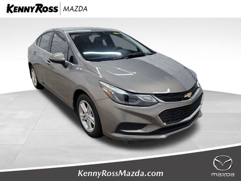 Used 2018 Chevrolet Cruze LT image 1
