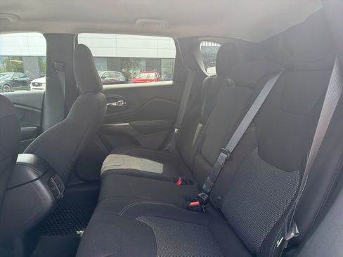 Used 2019 Jeep Cherokee Latitude w/ Cold Weather Group image 9