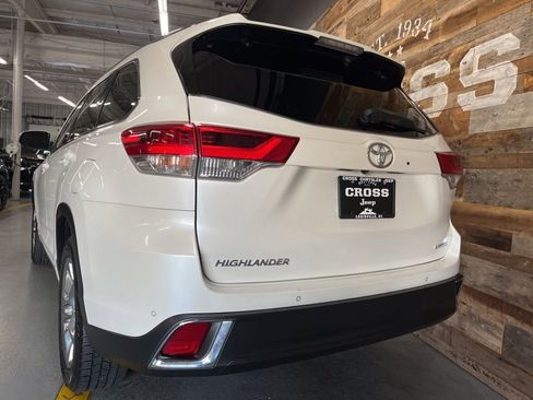 Used 2019 Toyota Highlander Limited FWD image 13