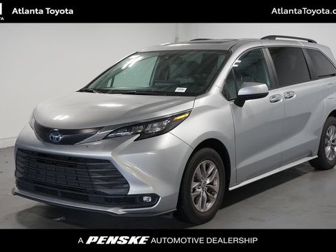 Used 2025 Toyota Sienna XLE FWD image 1