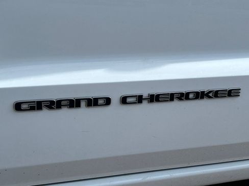 Used 2017 Jeep Grand Cherokee Overland image 28