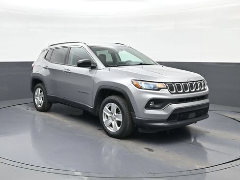 Used 2022 Jeep Compass Latitude w/ Convenience Group AWD/4WD image 1