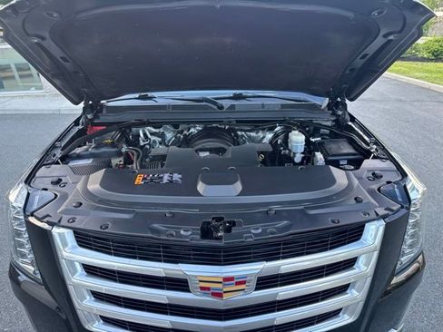 Used 2018 Cadillac Escalade Luxury AWD/4WD image 17