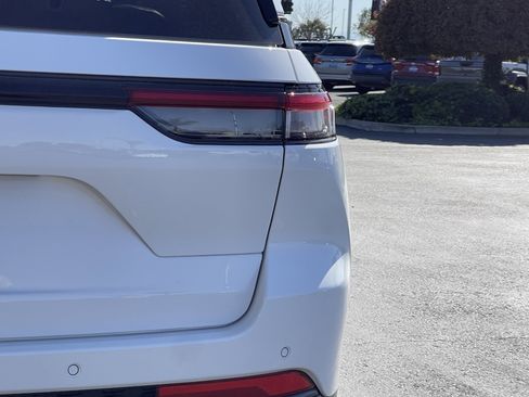 New 2026 Jeep Grand Cherokee Altitude image 12