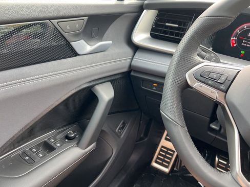 New 2026 Volkswagen Tiguan SE R-Line FWD image 18