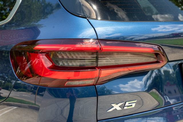 Used 2023 BMW X5 xDrive40i w/ Premium Package AWD/4WD image 12