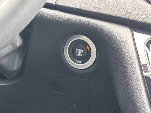 Used 2025 Chrysler Pacifica Select FWD image 28
