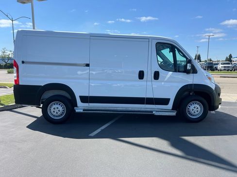 Used 2025 RAM ProMaster 2500 w/ U-Haul Equipment Group FWD image 13