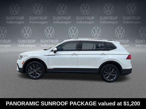 Used 2023 Volkswagen Tiguan SE w/ Panoramic Sunroof Package FWD image 2