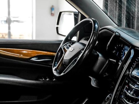 Used 2020 Cadillac Escalade ESV Luxury RWD image 17