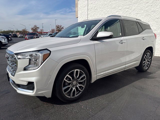 Used 2024 GMC Terrain Denali w/ Denali Premium Package AWD/4WD image 3
