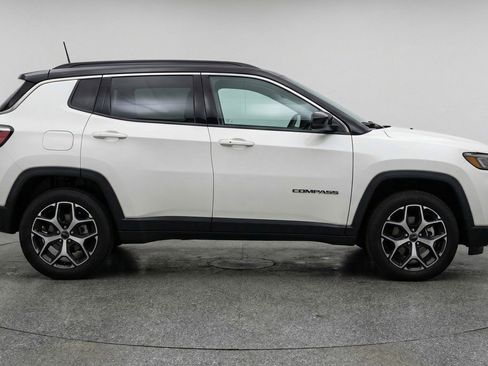 Used 2025 Jeep Compass Limited image 11