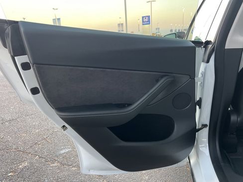 Used 2022 Tesla Model Y Long Range image 17