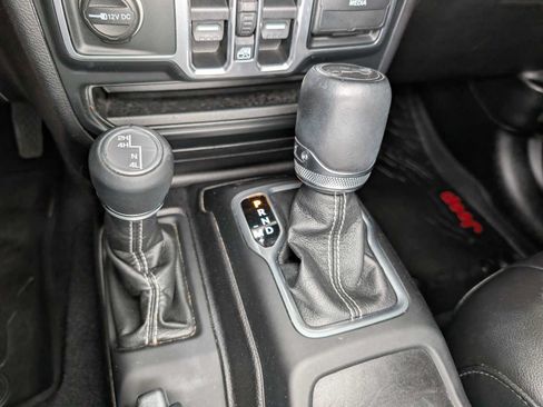 Used 2018 Jeep Wrangler Unlimited Sahara AWD/4WD image 26