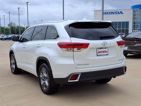 Used 2018 Toyota Highlander Limited Platinum FWD image 2