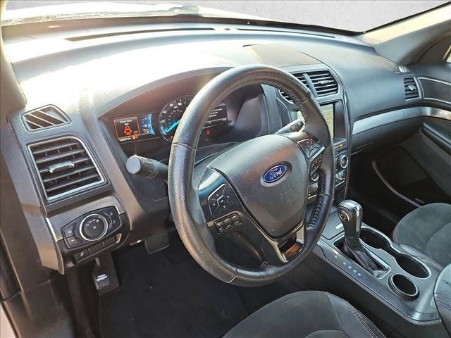 Used 2018 Ford Explorer XLT w/ Equipment Group 202A FWD image 10