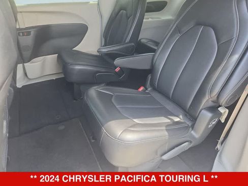Used 2024 Chrysler Pacifica Touring-L FWD image 18