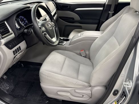 Used 2019 Toyota Highlander LE image 2