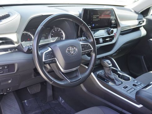 Used 2024 Toyota Highlander LE AWD/4WD image 15