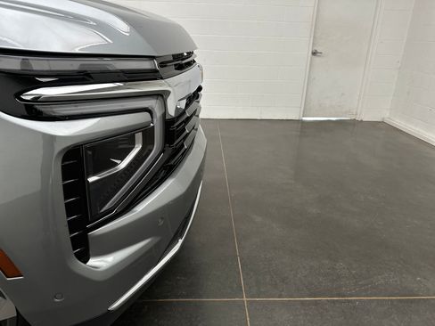 Used 2026 Chevrolet Suburban LS AWD/4WD image 2