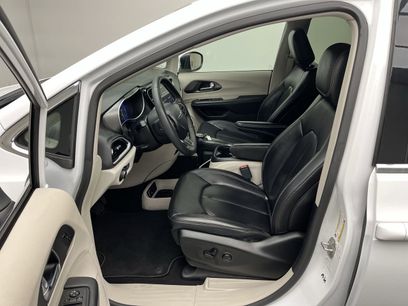 Used 2023 Chrysler Pacifica Touring-L