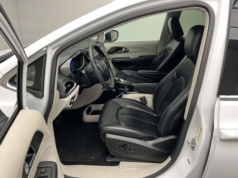 Used 2023 Chrysler Pacifica Touring-L image 3