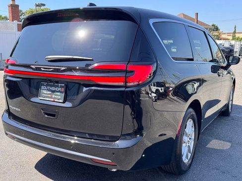 Used 2027 Chrysler Pacifica Select FWD image 7