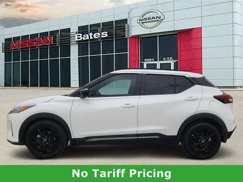 Used 2022 Nissan Kicks SR w/ Premium Package FWD image 3