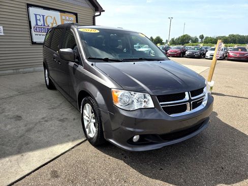 Used 2019 Dodge Grand Caravan SXT image 3