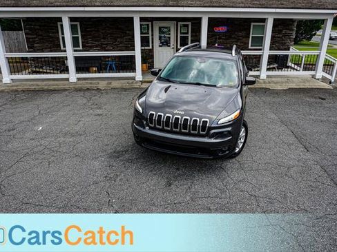 Used 2017 Jeep Cherokee Latitude w/ Cold Weather Group AWD/4WD image 3