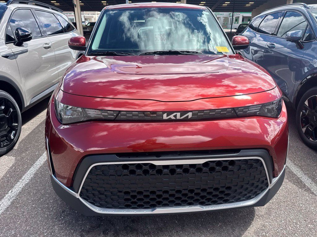 Used 2025 Kia Soul LX FWD image 2