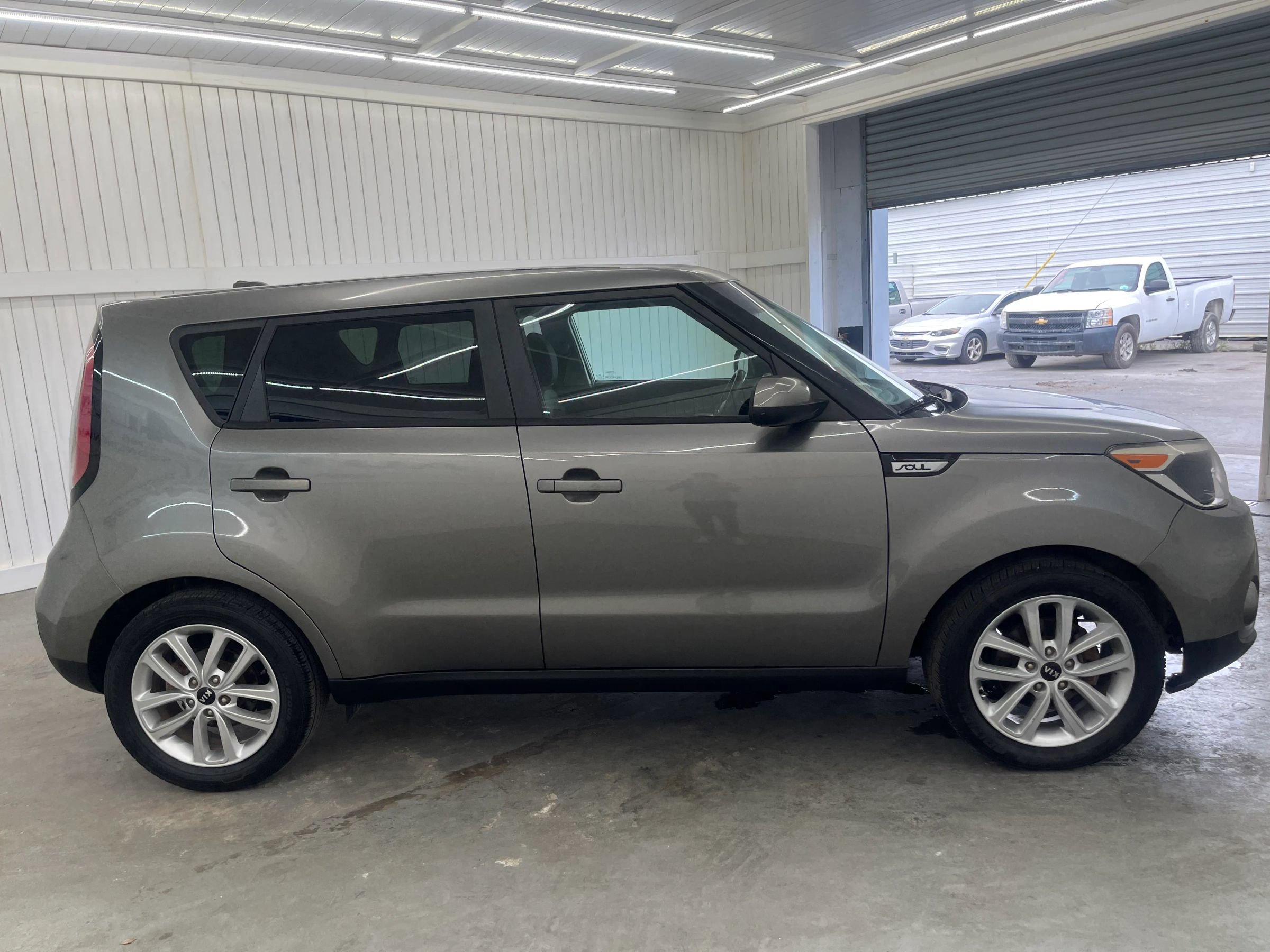 Used 2017 Kia Soul + FWD image 4