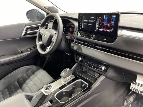 New 2025 Mitsubishi Outlander SE image 30